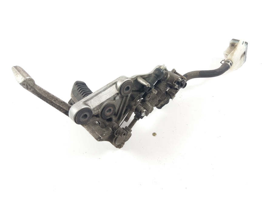 Suzuki GSX 1300 R HAYABUSA WVA1 [2000] - Footrest vpravo s brzdovou pákou a brzdovou brzdou brzdové čerpadlo