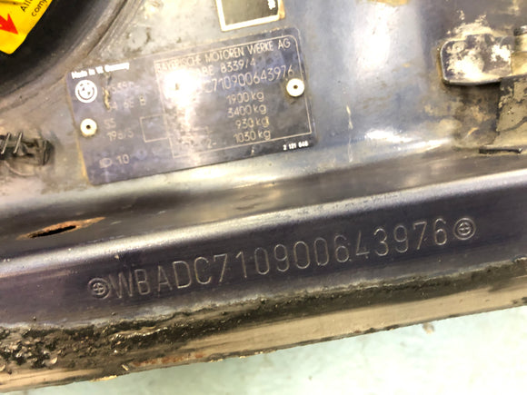 BMW M 535I E28 [1986] - Radhaus z liczbą podwozia i korpusem papierów