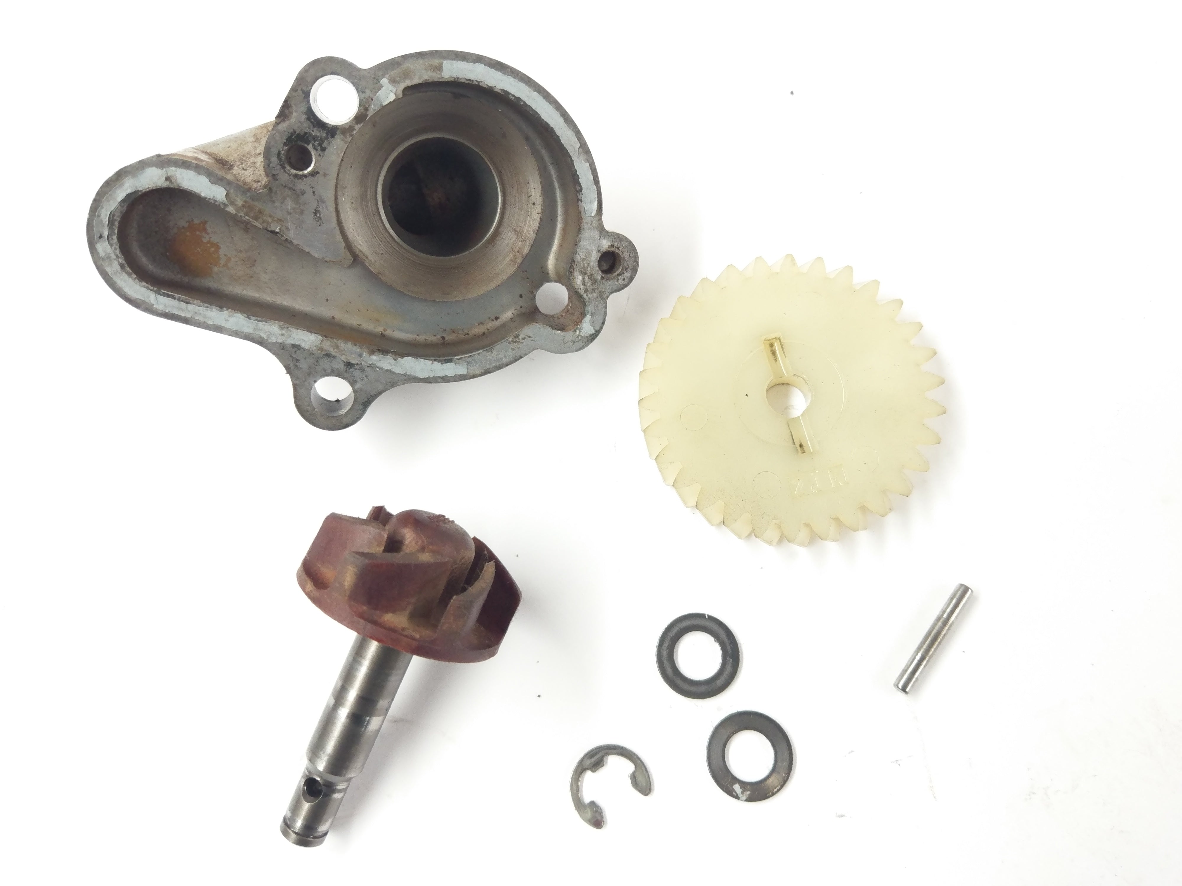 Yamaha DT 125 DE06 [2003] - Water pump with housing cover