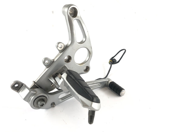 BMW R 1150 R R21 [2002] - Kuljettajan jalkatuki oikealla jarruvivulla