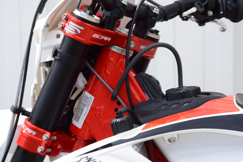 Beta RR 125 [SCAR] - Háromszoros bilincs OE offset piros Beta RR