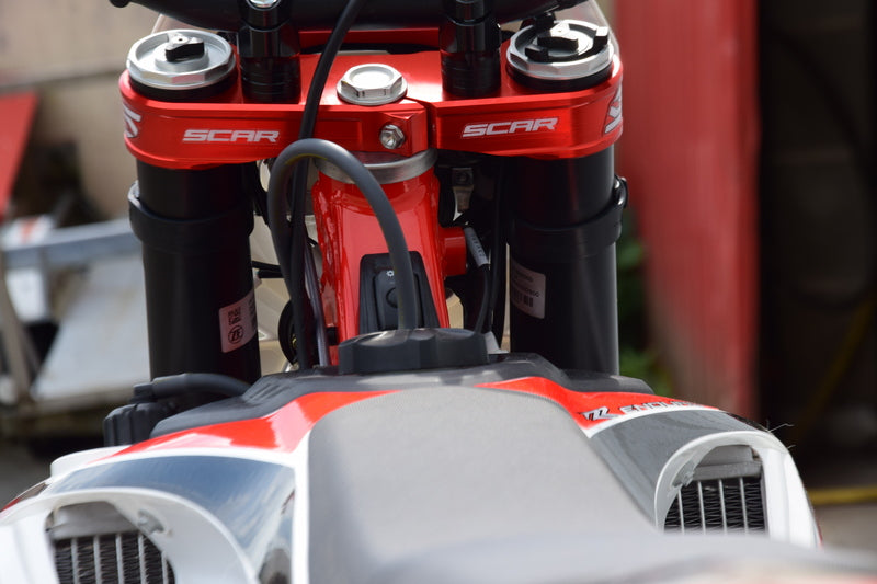 Beta RR 125 [SCAR] - Háromszoros bilincs OE offset piros Beta RR