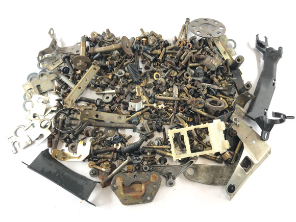 BMW M 535I E28 [1986] - Części resztkowe i śruby są pakiet