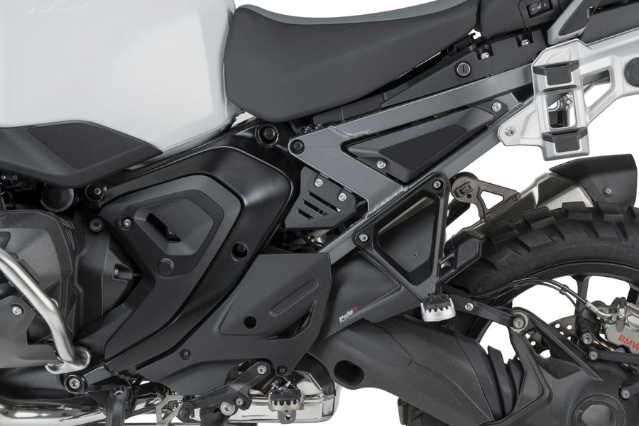 BMW R 1300 GS ADVENTURE [2025] – dolna owiewka boczna – wygląd carbonu