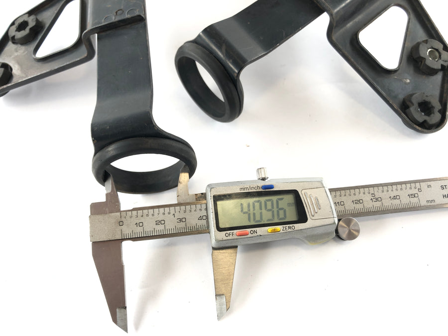 Suzuki DR 600 SN41A [1986] - Lampun pidike vasemmalle ja oikealle