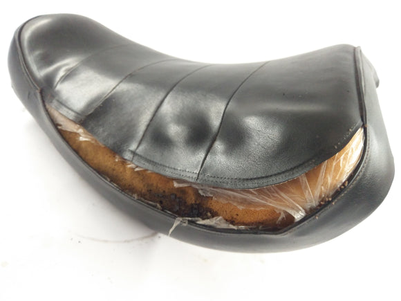 スズキ侵入者VS 700 VP51A [1986]  - ドライバーシートの破損