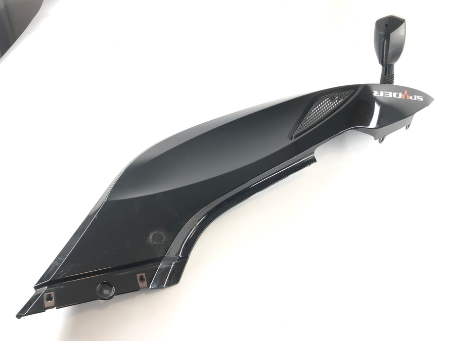 Pode no Spyder SM5 [2009] - revestimento traseiro à direita com sinais de curva