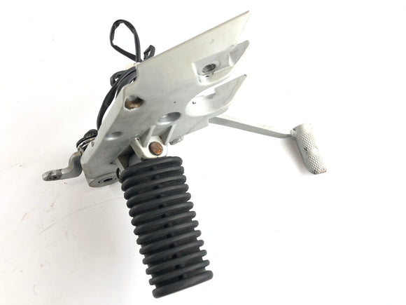 BMW R 1100 R Tipo 259 [1999] - A apoio de pé do motorista com o pedal do freio