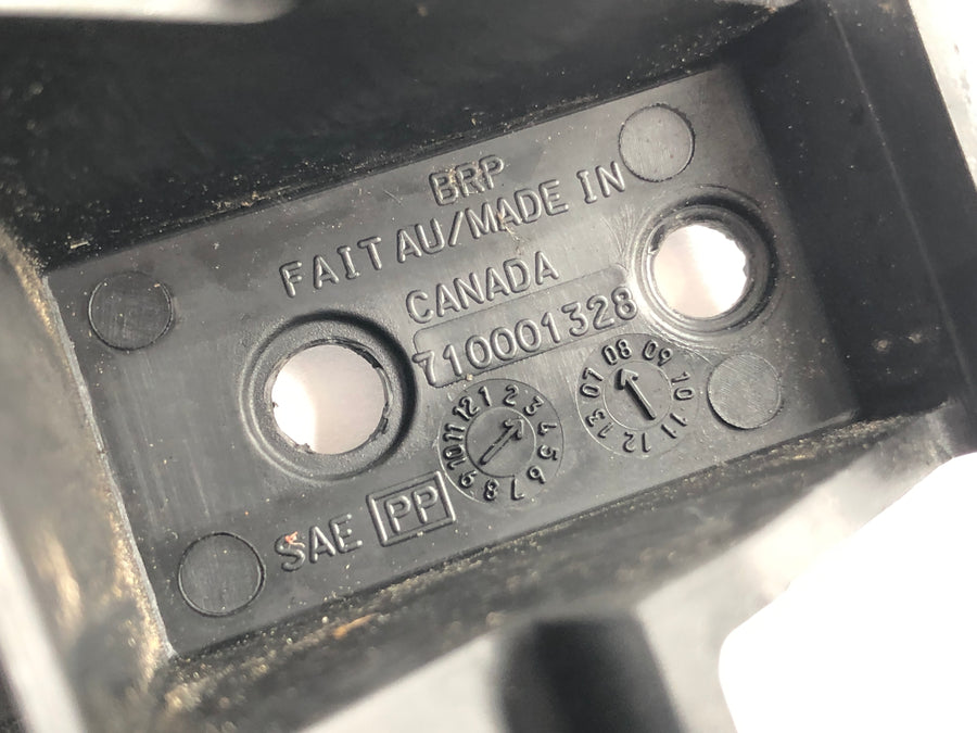 Kan på Spyder SM5 [2009] - plugghållare framför ramen