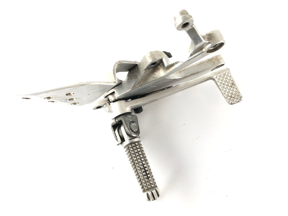 Yamaha YZF R6 RJ03 [2000] - Fotstøtte Right with Brake Pedal Driver's Footstest