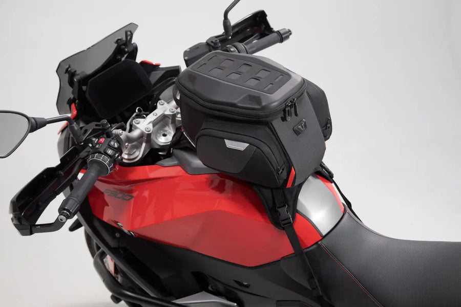 ducati hypermotard 950 [SW-MOTECH] – PRO Enduro Tankrucksack mit Gurten (12–15 Liter)