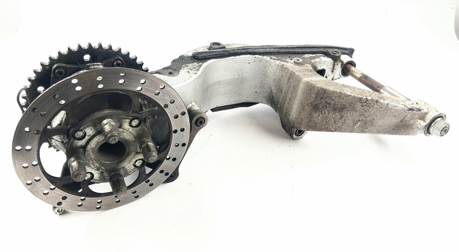 Honda VFR 800 FI RC46 - Aizmugurējais šarnīrs ar ķēdes zobrat un bremžu disku
