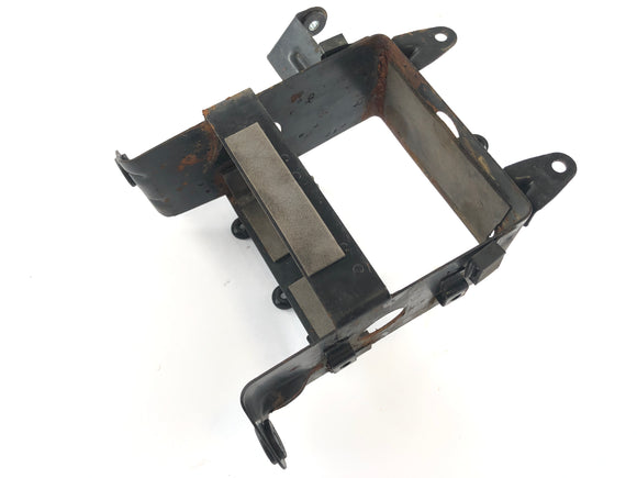 Suzuki DR 750 S SR41B [1988] - Boîtier de batterie compartiment batterie