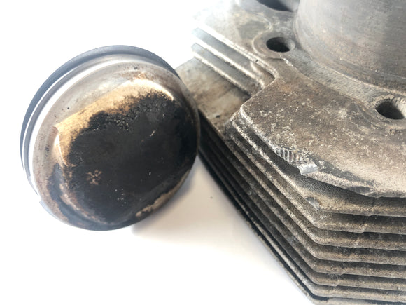 Moto Guzzi Le Mans 1000 VV [1988] - Sylinteri, jolla on mäntä oikealla ja vasemmalla