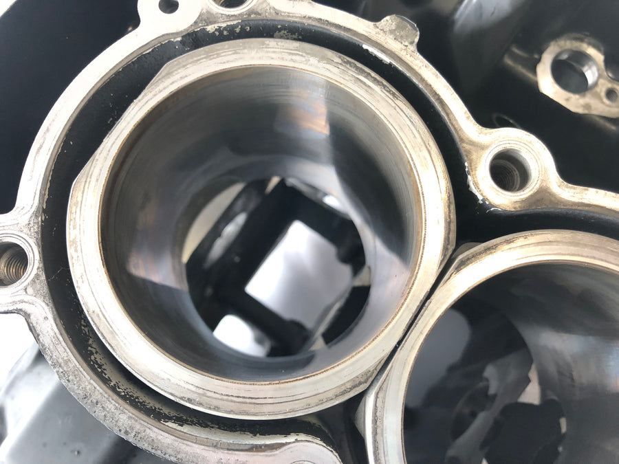Triumph Street Triple R 675 D67LD [2008] - Motorgehäuse mit Kolben