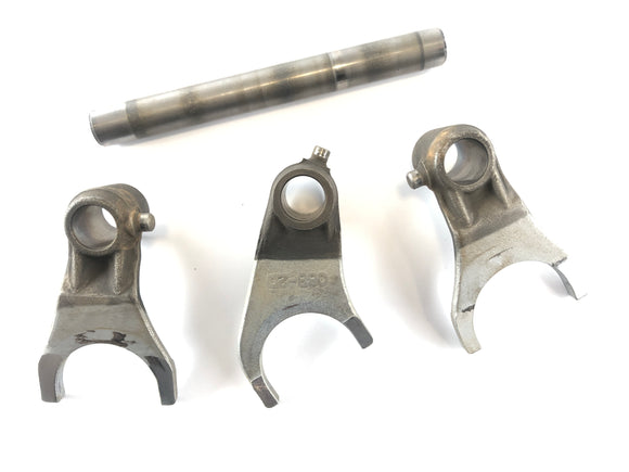 Suzuki Bandit GSF 1200 S WVA9 [2001] - Kytkinhaarukot kytkentäkynnet asetettu