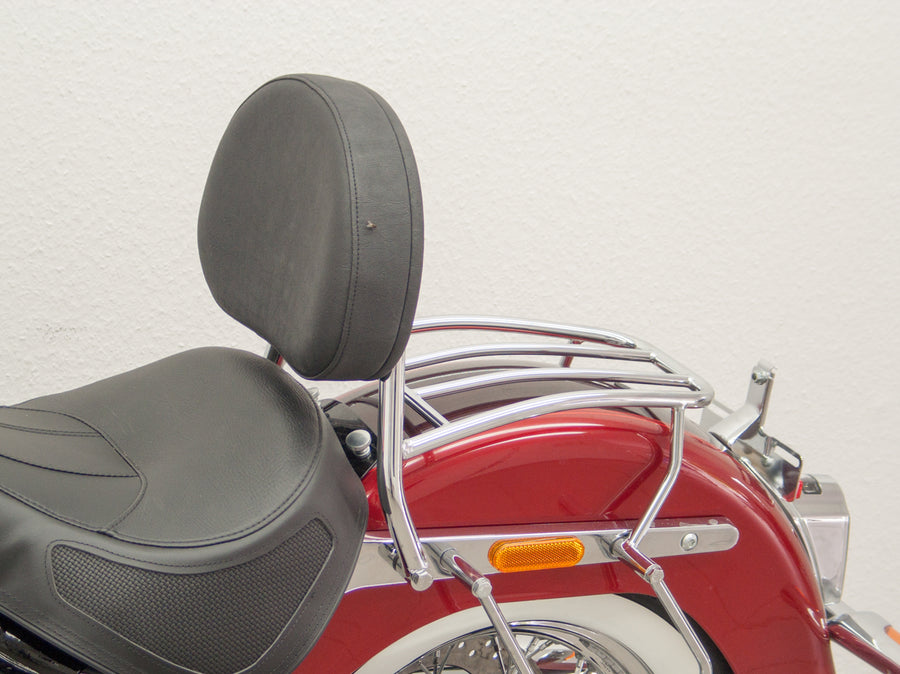 Harley Davidson Softail Deluxe (Milwaukee-Eight 107/114) [2018] - Fahrer Sissy Bar mit großem gerundeten Kissen und Gepäckträger