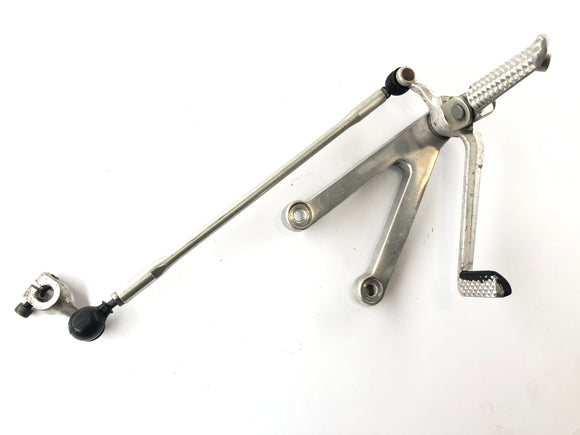 Yamaha YZF R1 RN04 [2000] - Left footrest with gear lever and gearshift linkage
