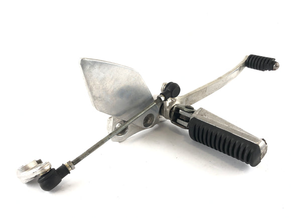 ヤマハXJR 1200 4PU [1995]  - ドライバーフットレストとスイッチングペダルギアレバー