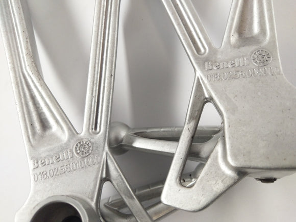 Benelli TNT 1130 Sport [2002] - Repose-pieds passager gauche et droit