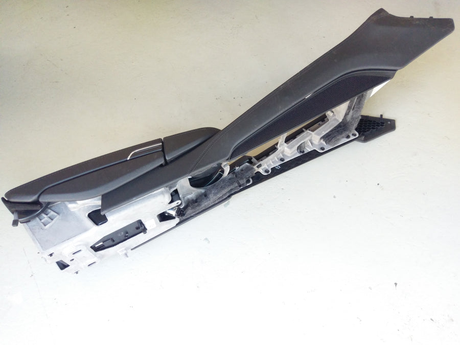 Porsche Panamera Turbo [2010] - Middenconsole voor zwart lederen armleuning vooraan