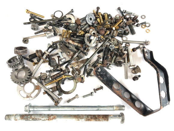 Suzuki Dr 250 SJ41A [1982] - Šrouby a zbytkové části jsou svazek