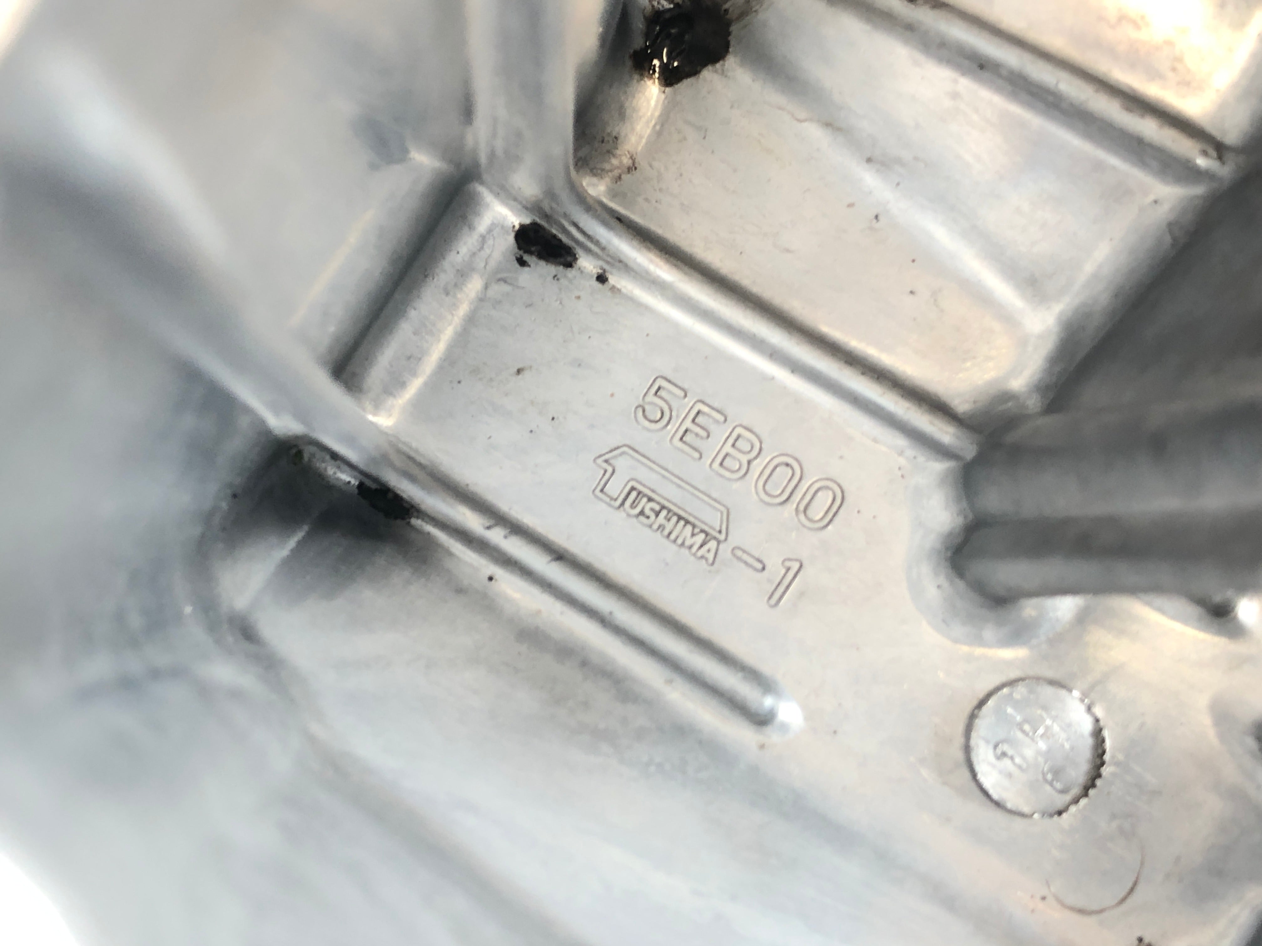 Yamaha YZF R6 RJ03 [2000] - Oil pan engine cover