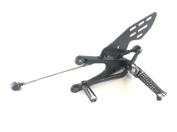 Yamaha YZF R1 RN12 [2005] - Fahrerfußraste mit Halter und Schaltpedal