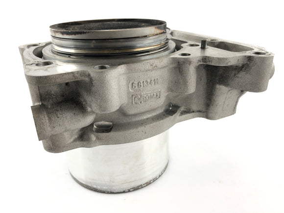 can on the spyder sm5 [2009]  - ピストンと正面のシリンダー