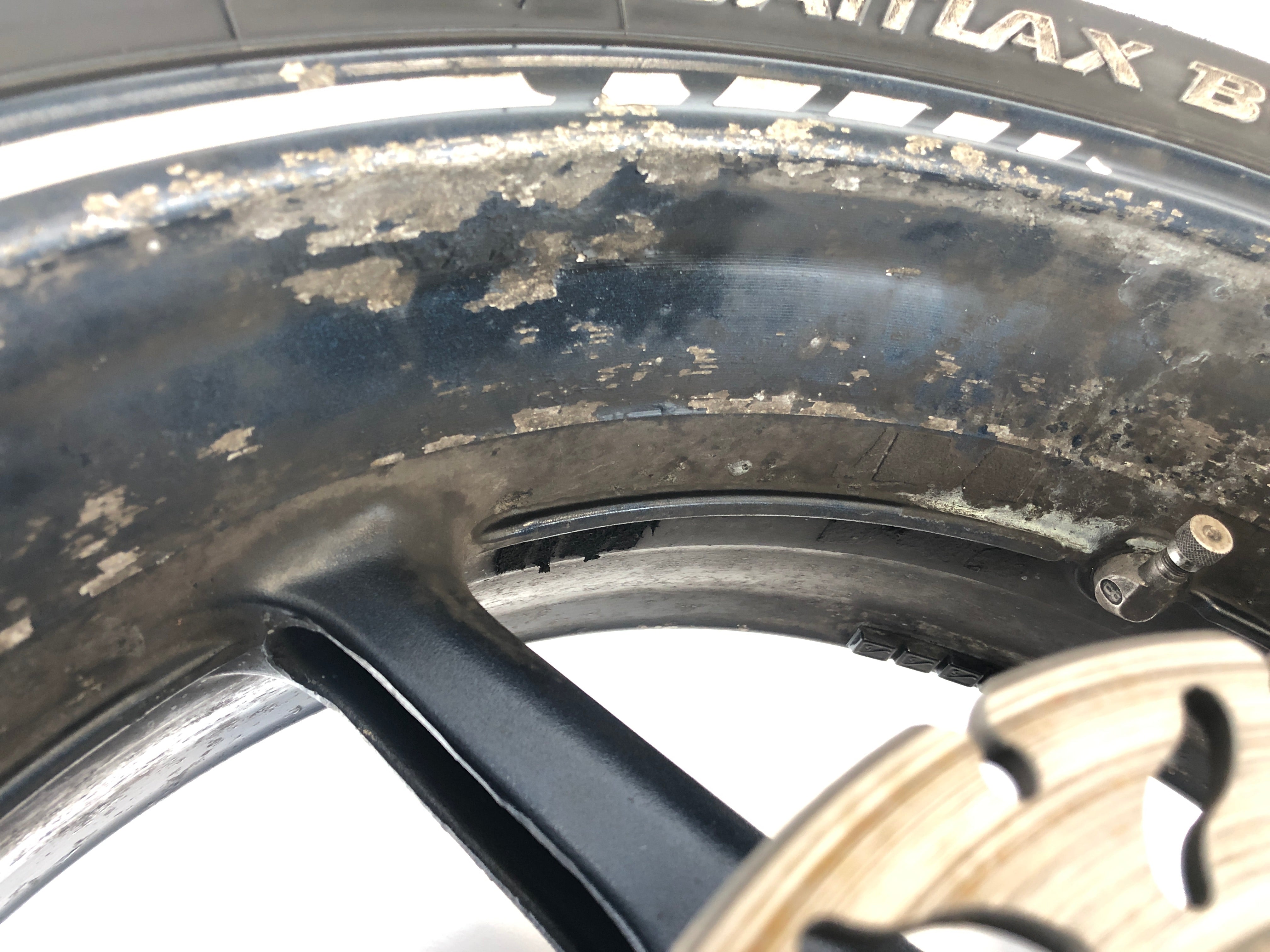 Yamaha YZF R1 RN12 [2005] - Rear wheel rim with paint damage