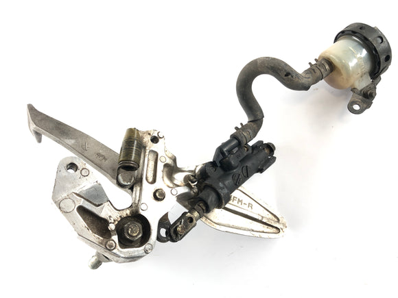 ヤマハYZF 750 R 4HN [1995]  - ブレーキポンプとブレーキレバーを備えた右側のフットレスト