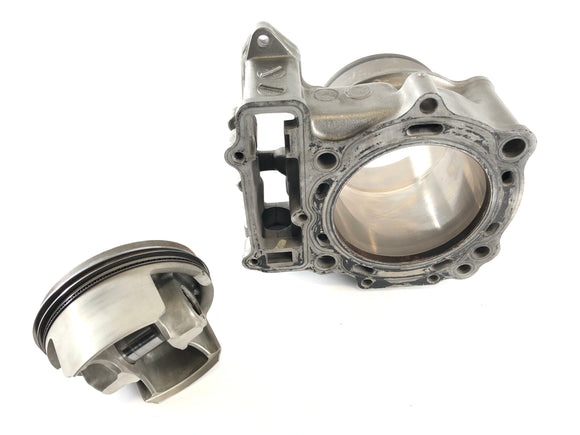 Suzuki DL 1000 V -Strom [2006] - Cylinder med stempler foran