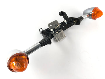 Triumph Thruxton 900 [2004] - Segnali di svolta nella parte anteriore con staffa