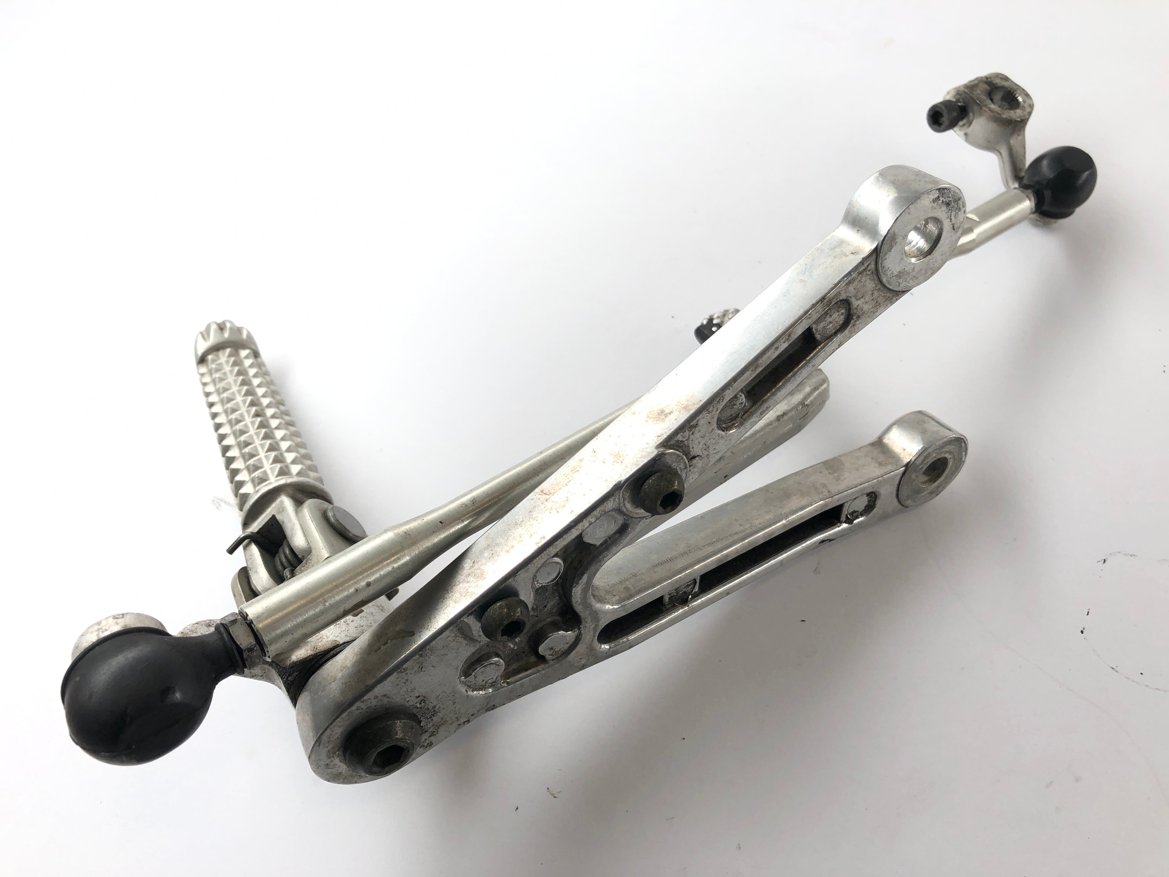 Yamaha YZF R1 RN04 [2000] - Left footrest with gear lever and gearshift linkage