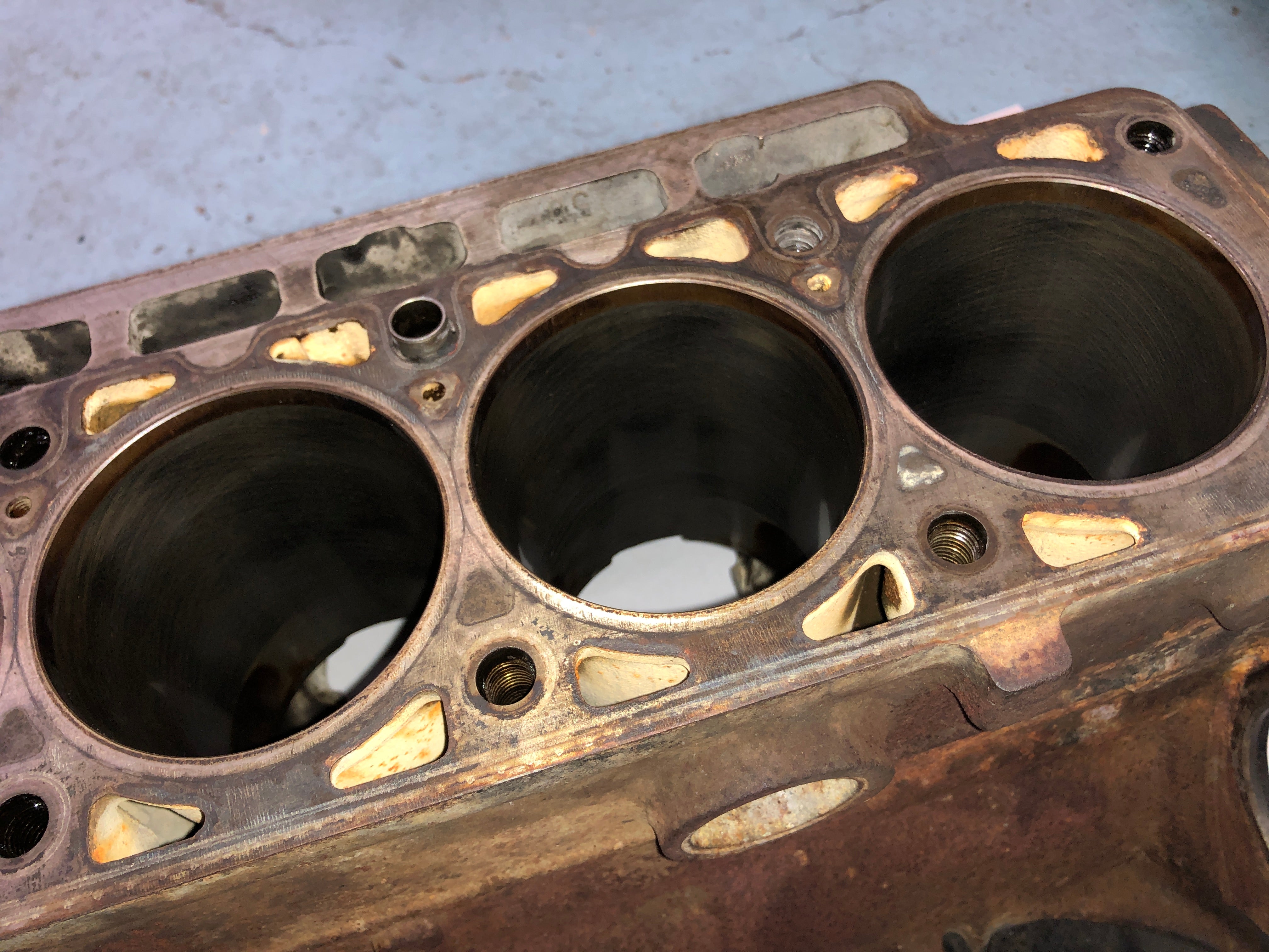 BMW M 535i E28 [1986] - Engine block cylinder with piston