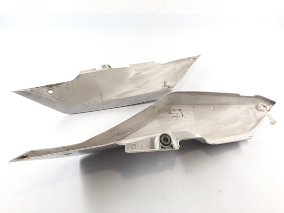 ヤマハWR 125 R DE07 [2016]  - 左と右の後部クラッディング