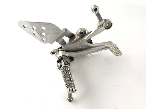 Yamaha YZF R6 RJ03 [2000] - Fotstøtte Right with Brake Pedal Driver's Footstest