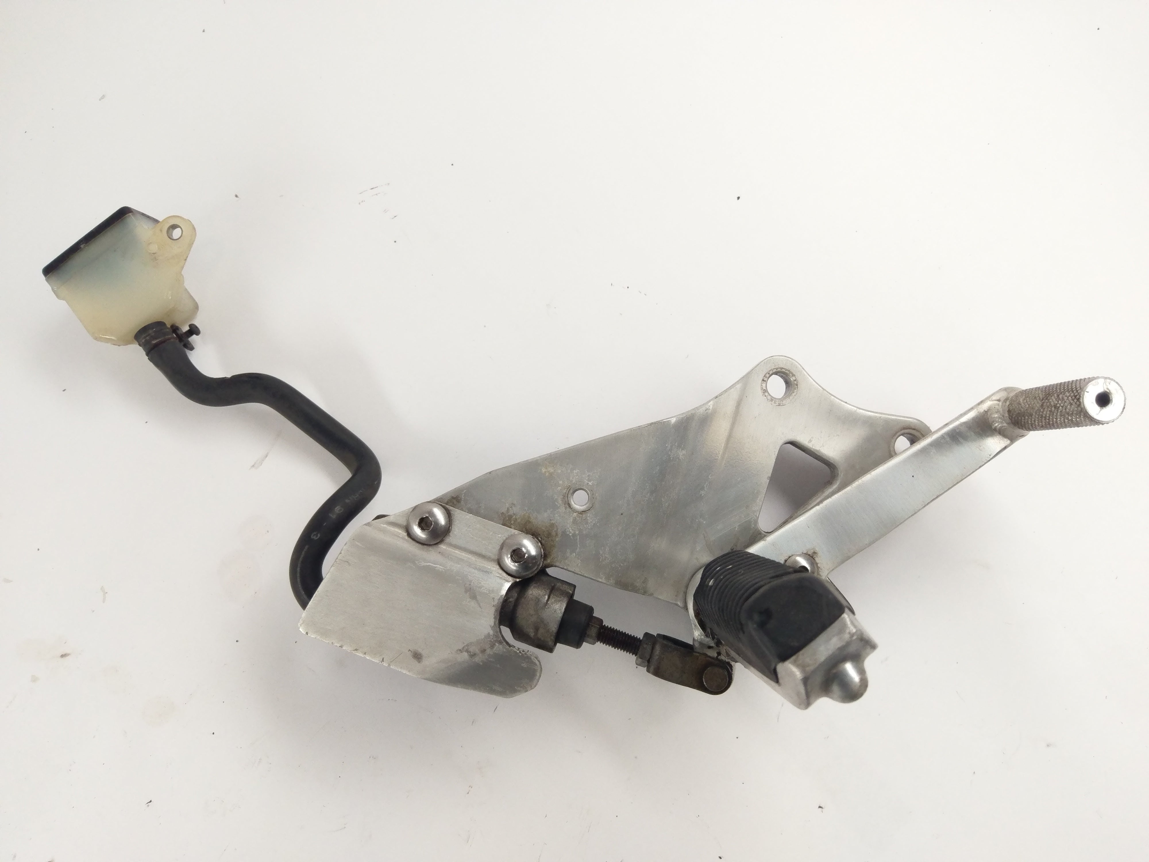 Suzuki GSXR 1100 GV73A [1992] - Footrest with bracket right and brake pump