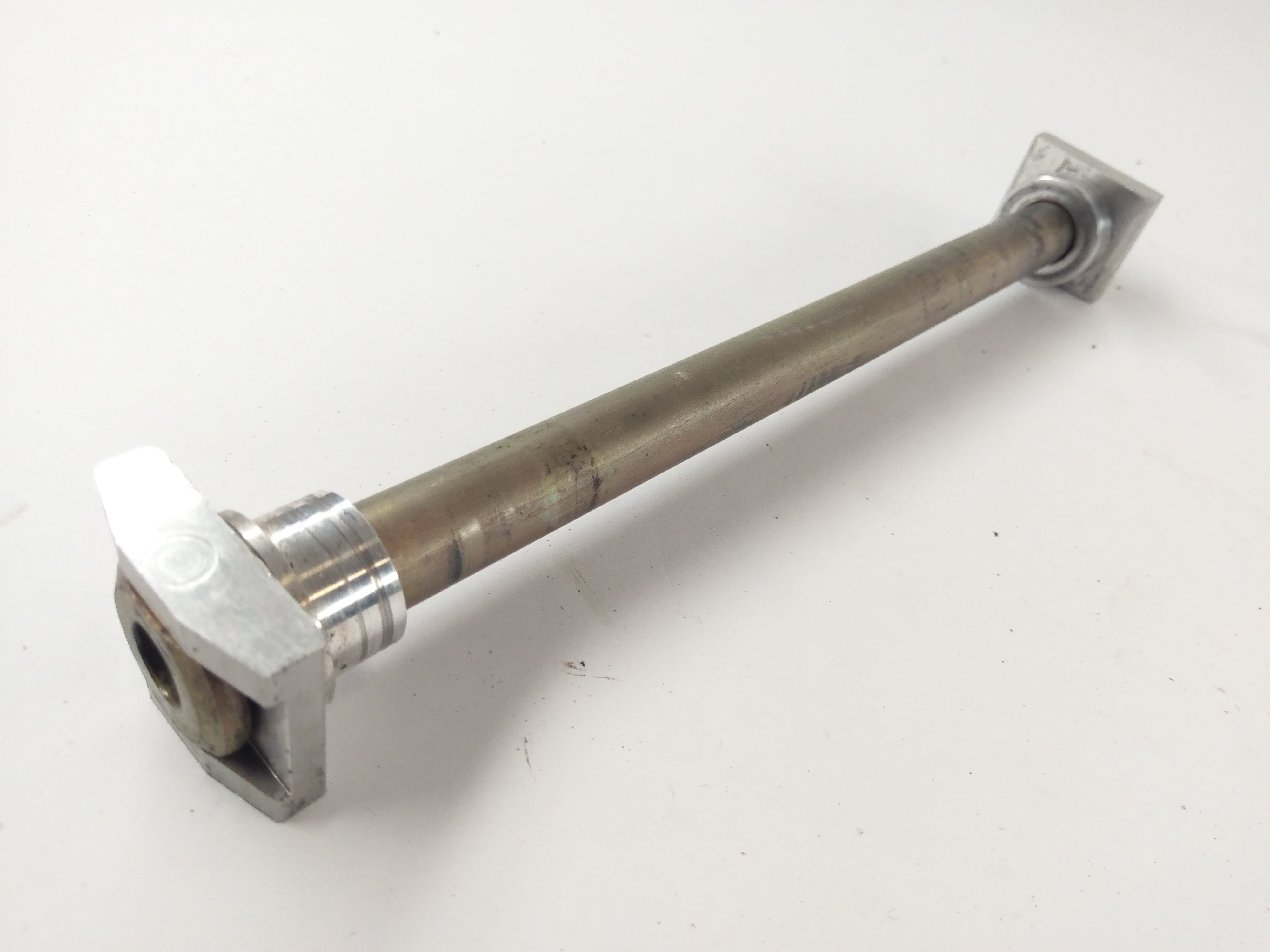 Triumph Daytona 955i T595N [2002] - Rear axle quick release axle