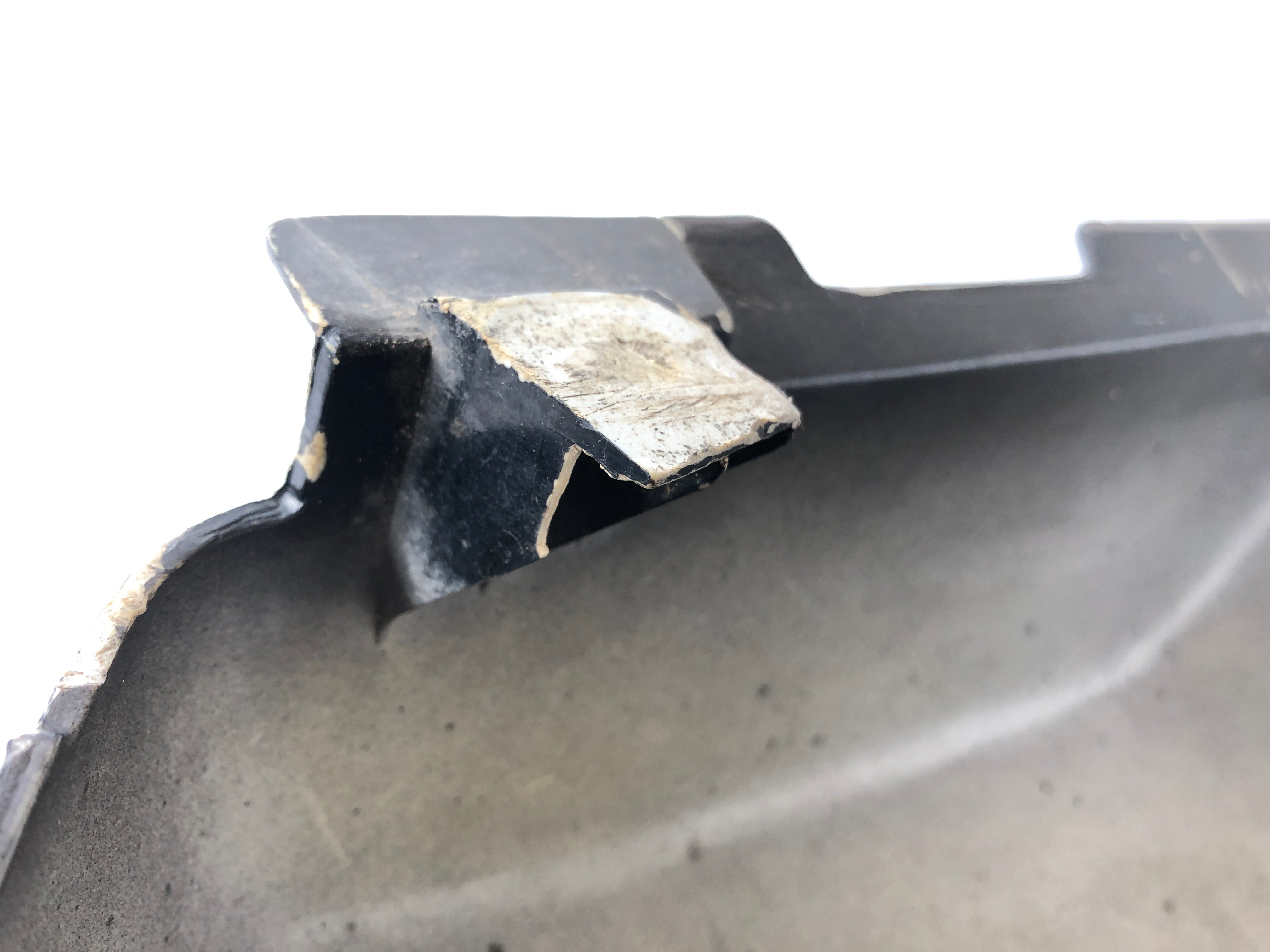 Yamaha XTZ 750 Super Tenere 3LD [1995] - Rear left side panel retaining lug broken off