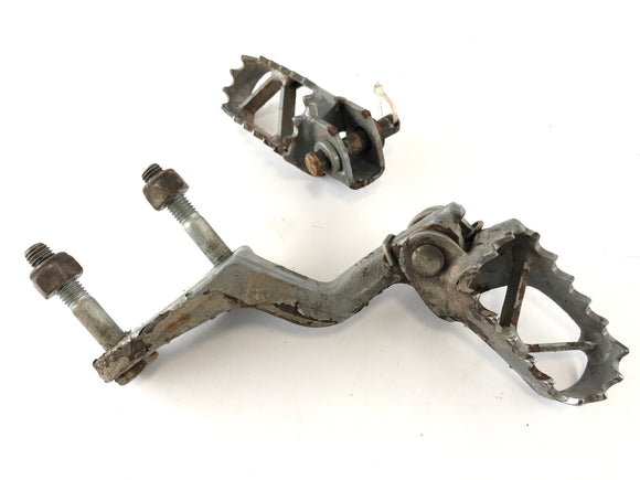 KTM 640 LC4 Adventure [2003] - Driverens fotstøtter til høyre og venstre