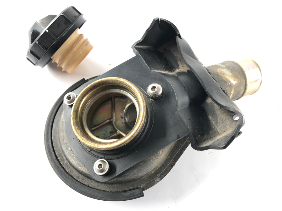 Suzuki Intruder VL 1500 AL [2000] - tank filler neck