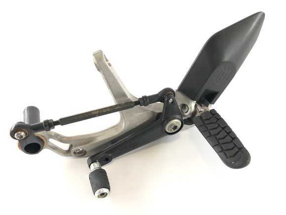 Husqvarna 701 Vitpilen [2018] - FootRestraste řidiče vlevo s pákou držáku a ozubeného kola