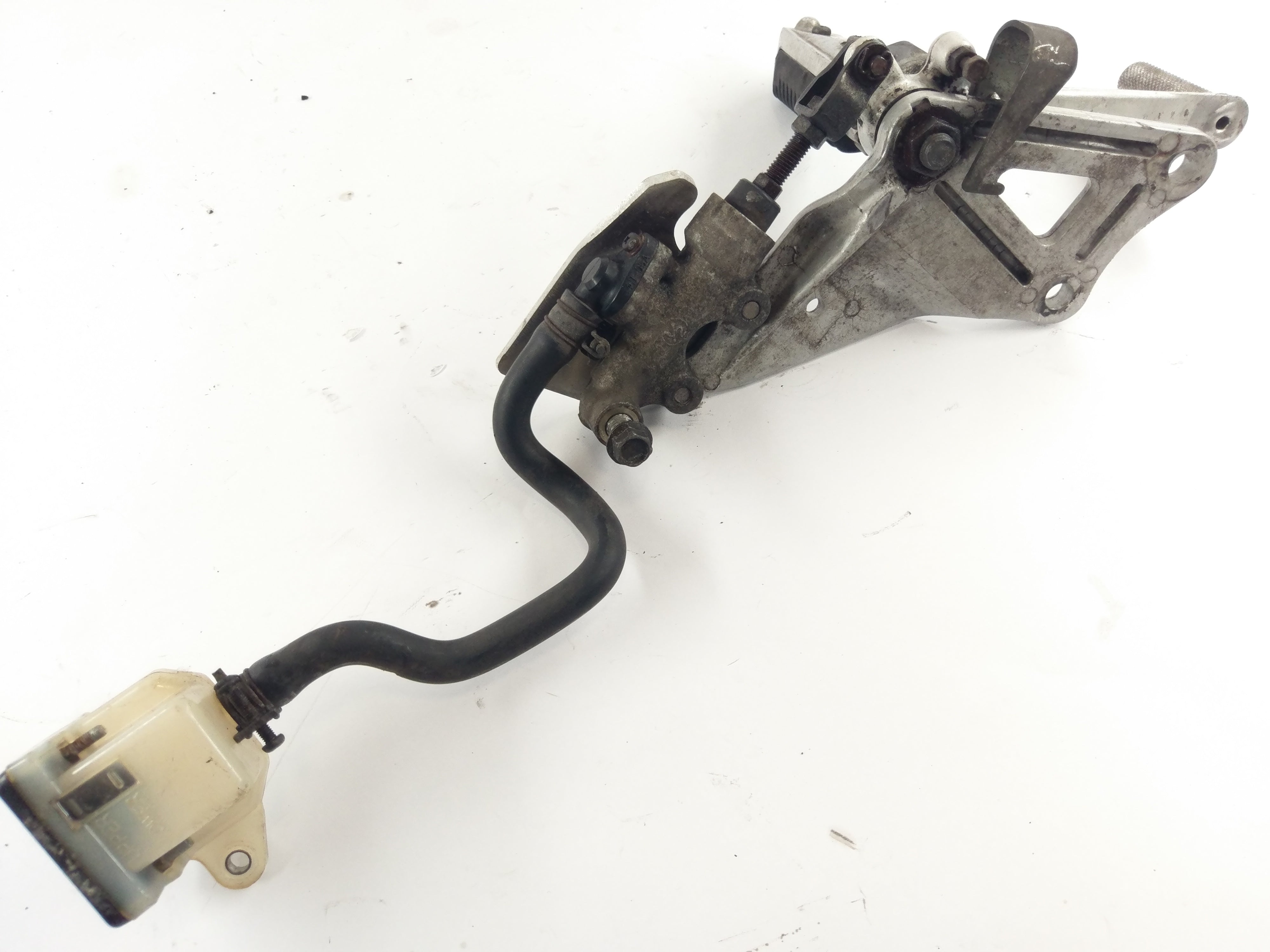 Suzuki GSXR 1100 GV73A [1992] - Footrest with bracket right and brake pump