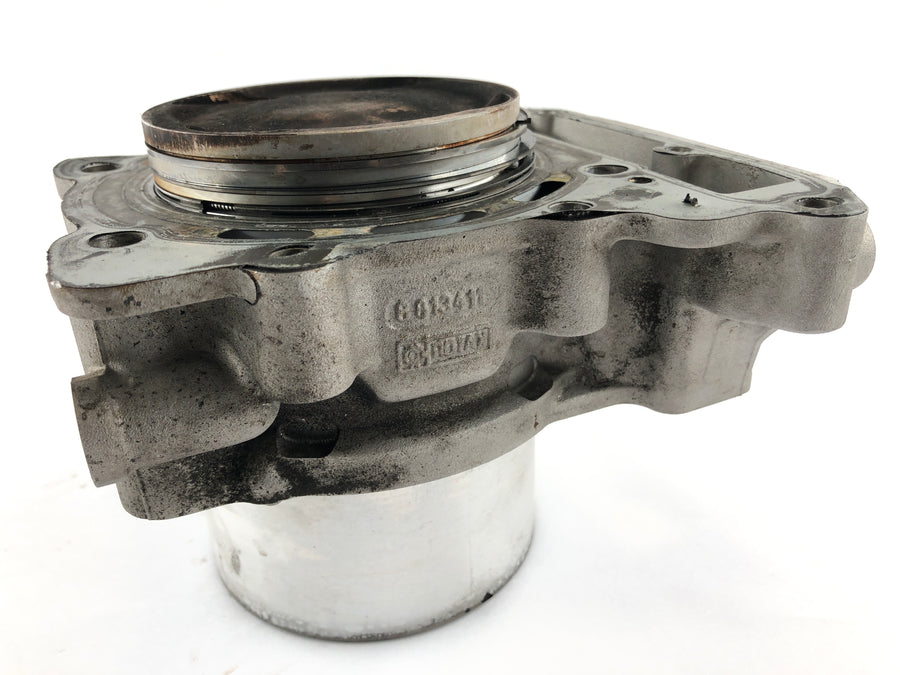 Can na Spyder SM5 [2009] - Cylinder z tłokami z tyłu