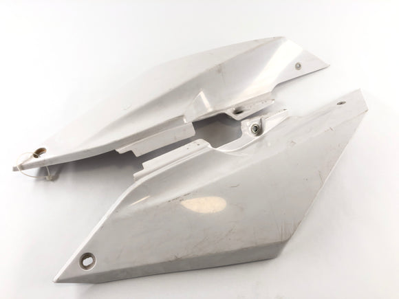 ヤマハWR 125 R DE07 [2016]  - 左と右の後部クラッディング