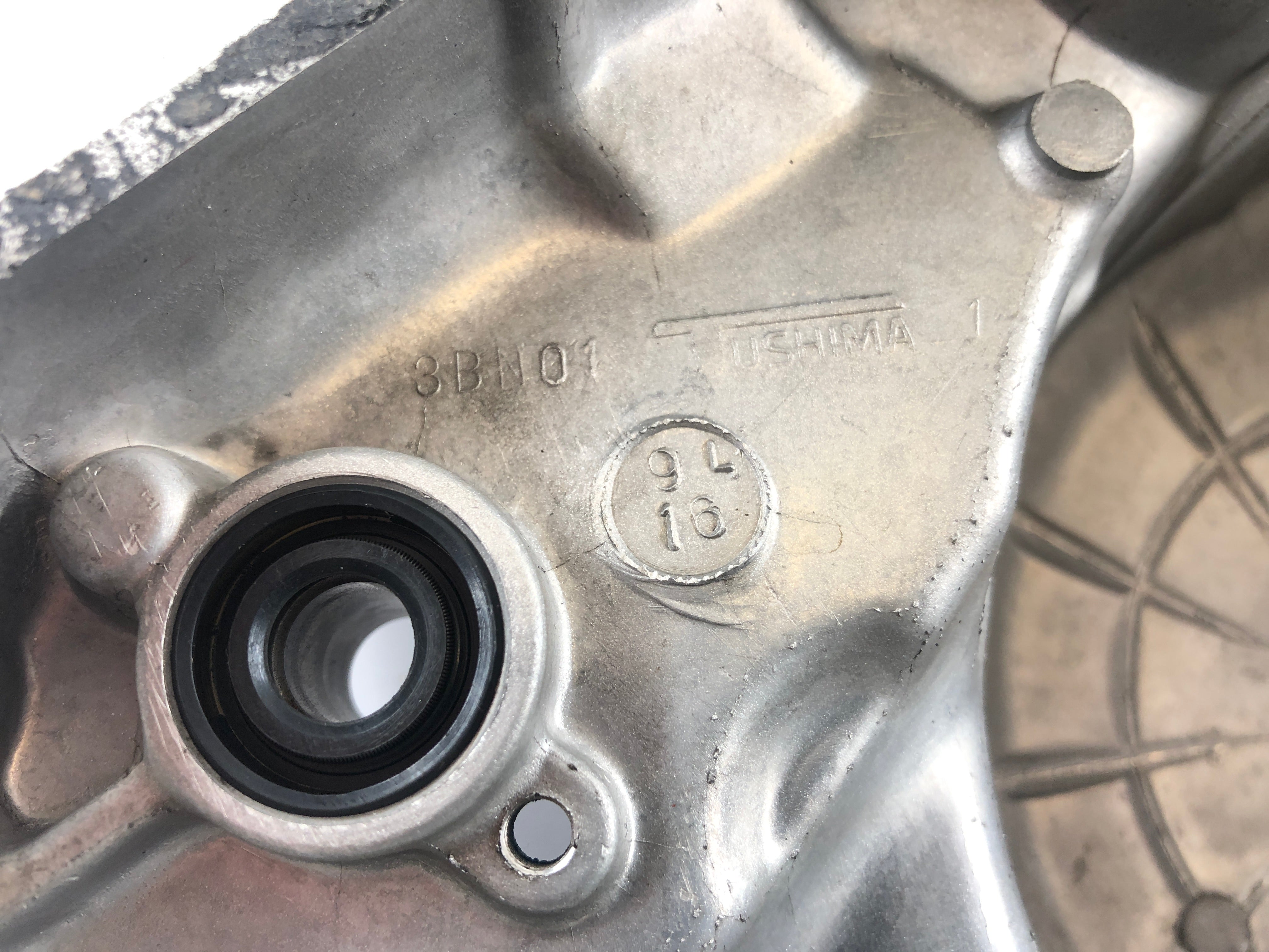 Yamaha DT 125 4BL [1999] - Clutch cover engine cover