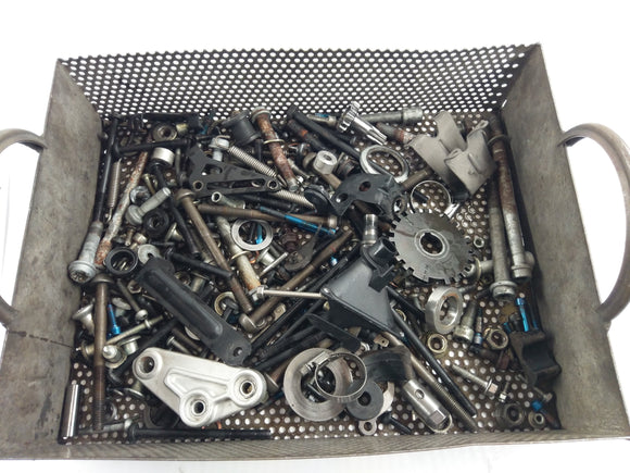 Triumph Speed ​​Triple 885i T509 [1997] - Restelijke onderdelen en schroeven zijn ingepolideerd zonder zeef