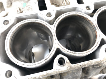 BMW K 1200 RS Tyyppi 589 [1999] - Moottorin kotelo pensaiden ja mäntien kanssa - 0