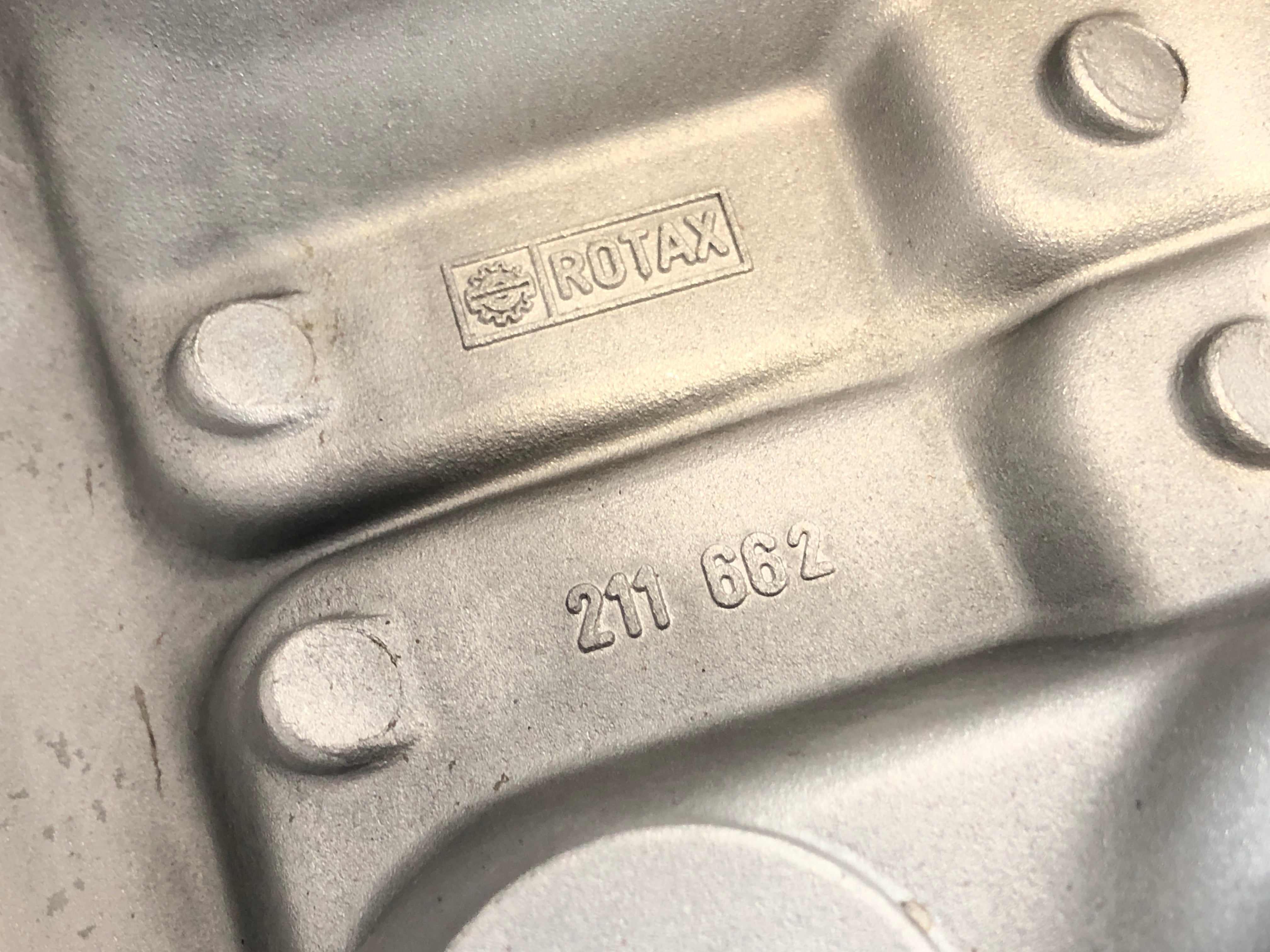 Aprilia Mille RSV 1000 ME [1999] - Valve cover front cylinder